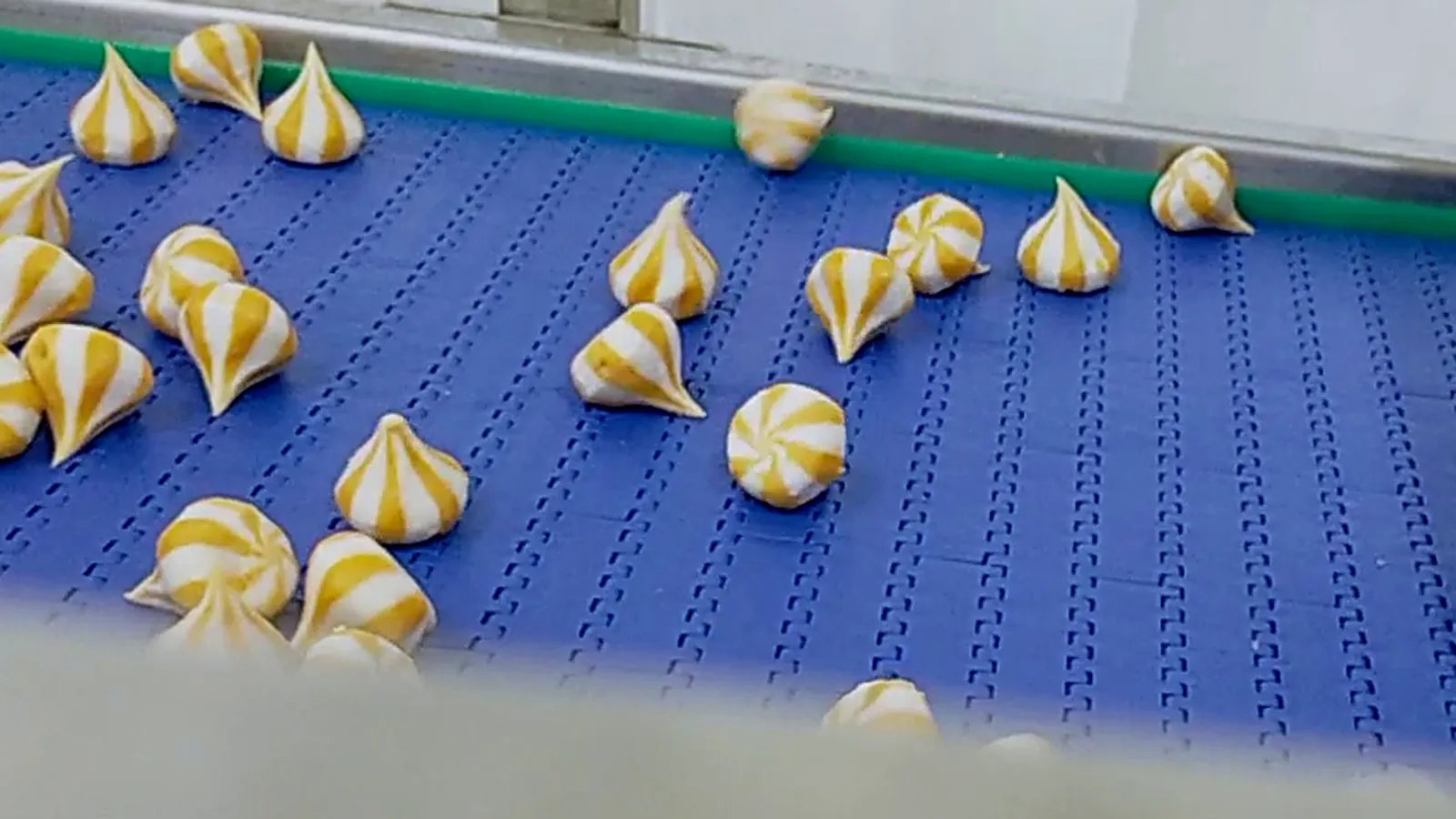Dumpling mlampah ing conveyor pendingin 3 layer kanthi belt modular POM, pabrik frozen food Kendal