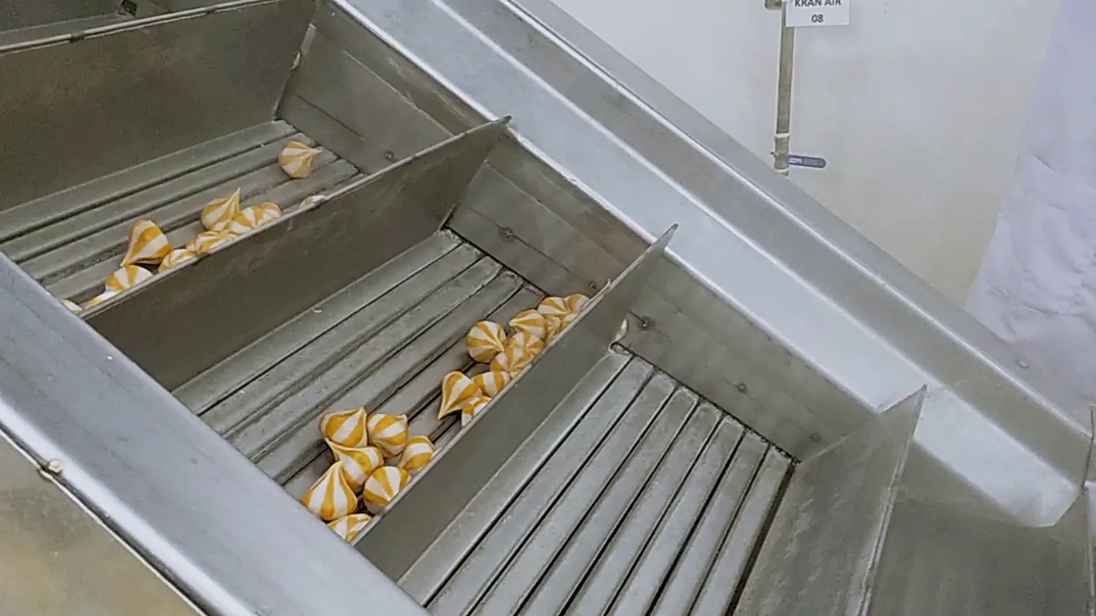 Bak stainless papan dumpling mlebet saderengipun minggah conveyor incline