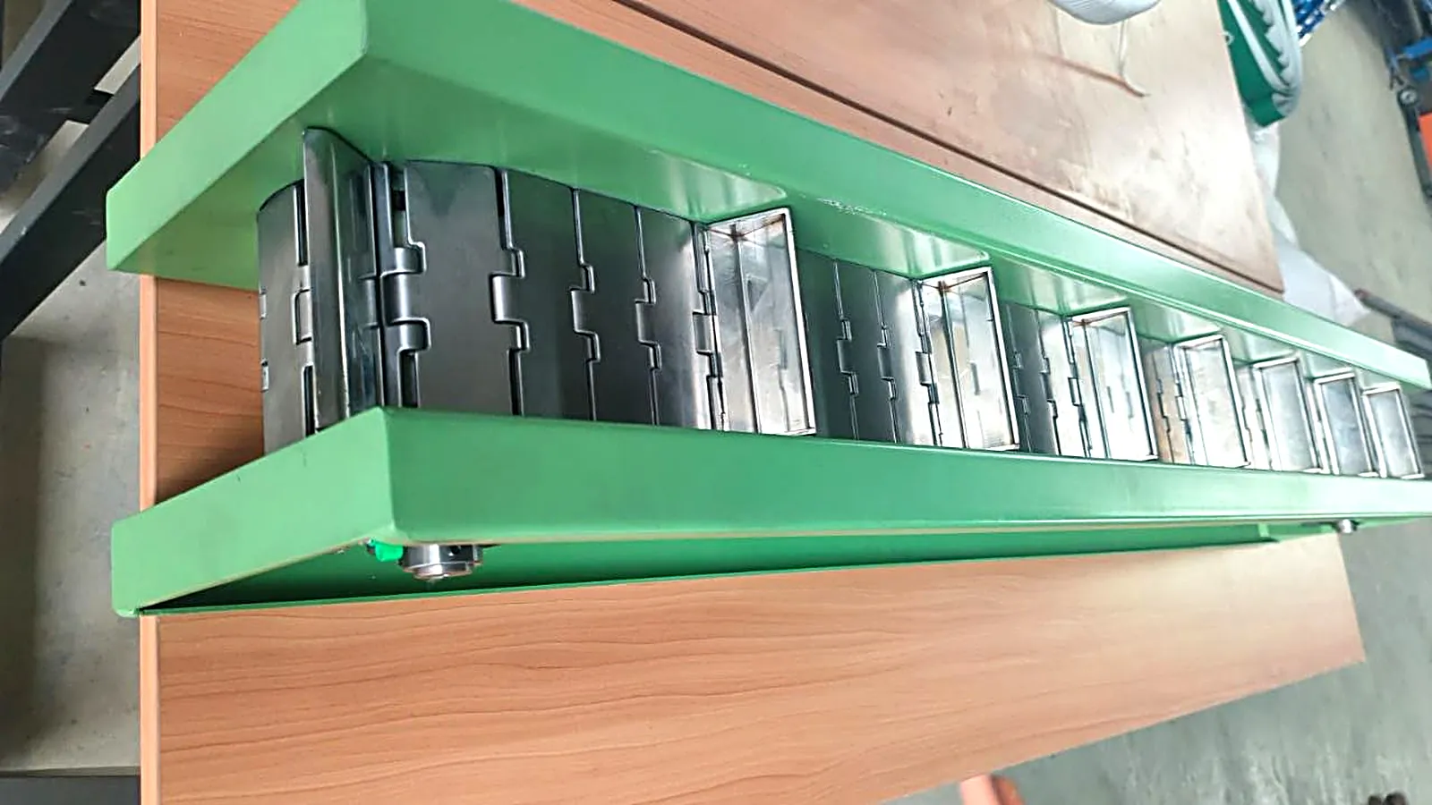 Conveyor Table Top Chain dengan Bucket untuk Pabrik Baut: Proyek PT Insastama Kediri — MK Technindo