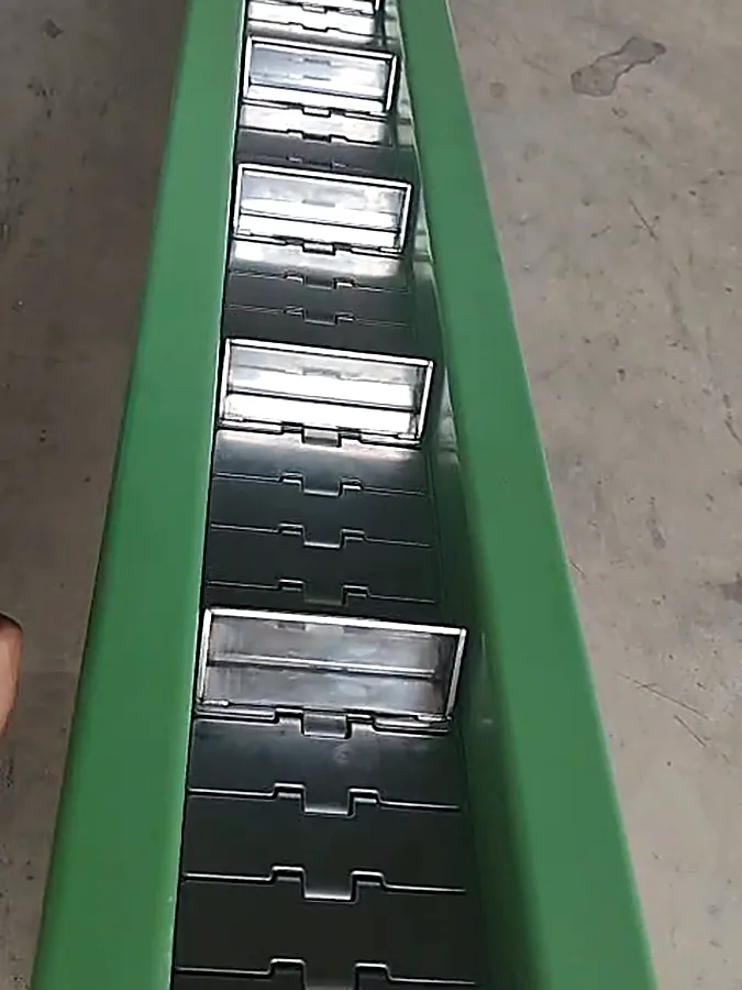 Table top chain conveyor dengan bucket buatan workshop MK Technindo Sidoarjo